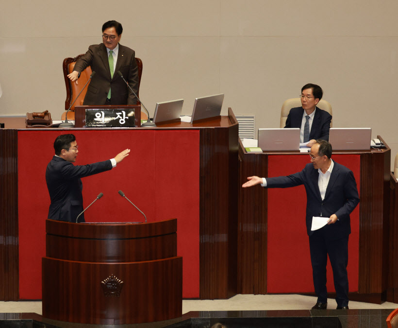 25일 국회 본회의에서 국민의힘 추경호 원내대표가 우원식 국회의장에게 의사 진행 방식에 대해 항의하고 있다. 2024.7.25 /연합뉴스