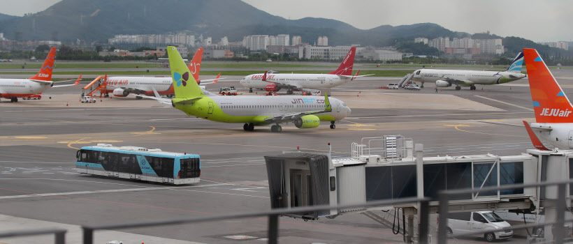 서울 김포공항 주기장에 저비용항공사(LCC) 소속 여객기들이 세워져 있다. /연합뉴스