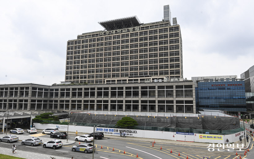 8일 오후 수원시 영통구 아주대학교병원 본관에서 소아전문응급의료센터 공사가 진행되고 있다. 2024.8.8 /이지훈기자 jhlee@kyeongin.com