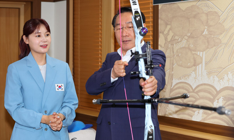 여자 양궁 올림픽 10연패 '전훈영의 활' 인천시에 기증