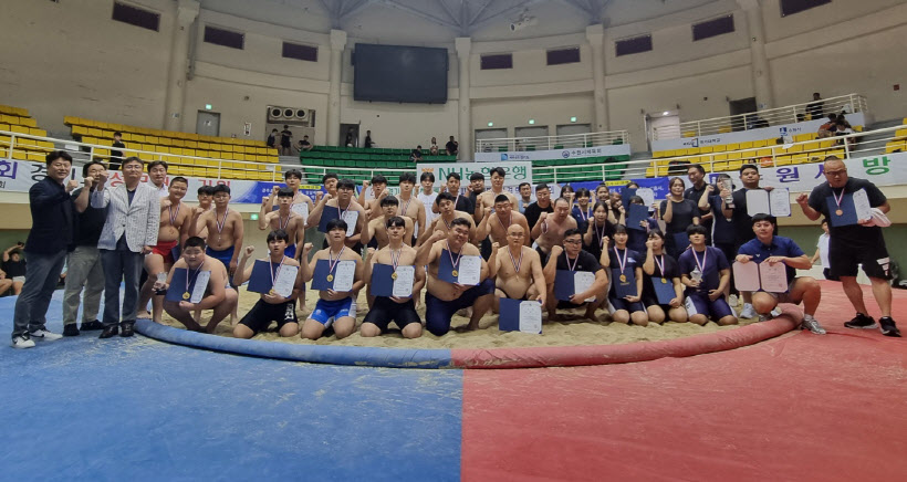 18일 경기대 광교씨름체육관서 열린 2024 경기도체름왕선발대회 입상자들이 단체 사?