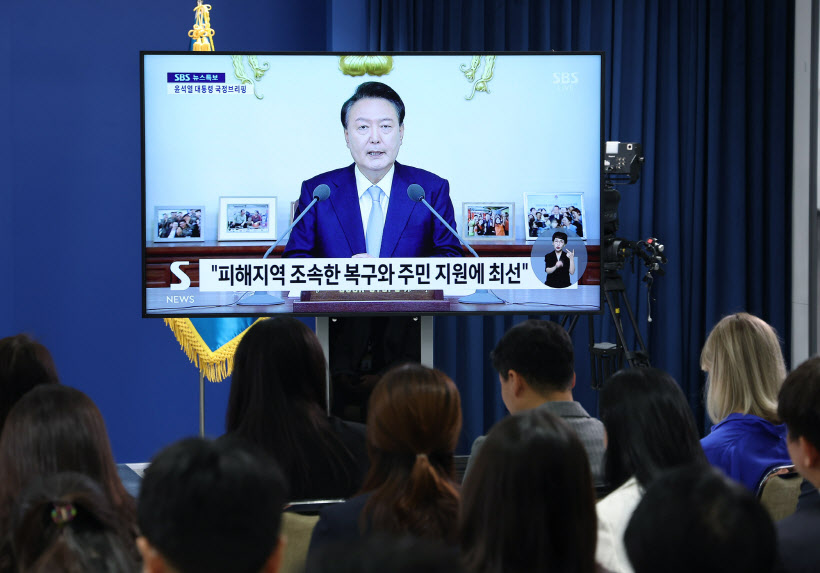 윤석열 대통령 국정브리핑 지켜보는 취재진