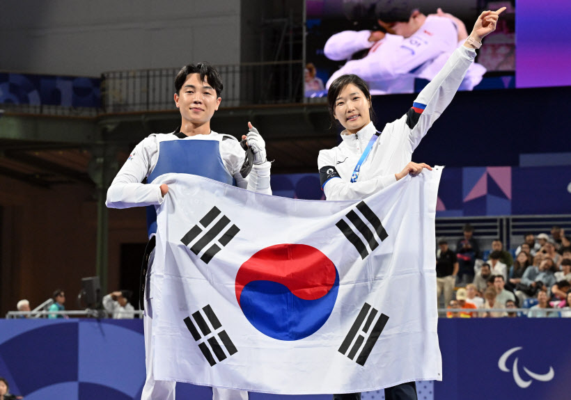 태극기 든 주정훈과 김예선 감독