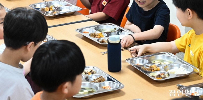 무상급식이 시행 중인 경기도내 한 초등학교 급식실. /경인일보DB