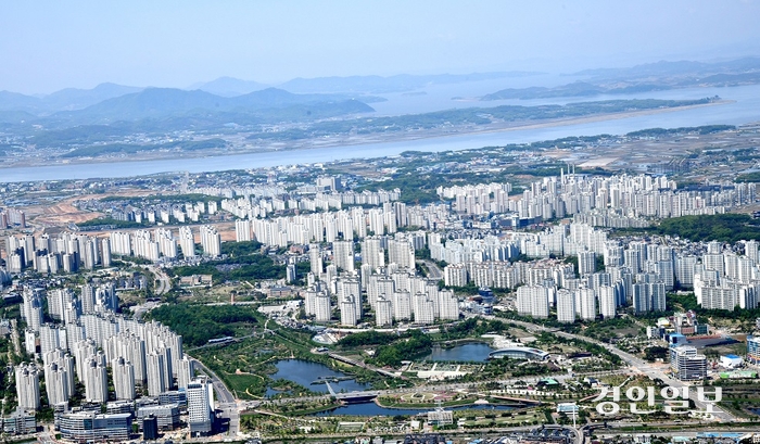 파주시가 운정신도시 개발에 따른 손실부담금으로 2천559억원을 물어내야 할 상황에 놓여 귀추가 주목된다. 사진은 운정신도시 1·2 지구 전경. /파주시 제공