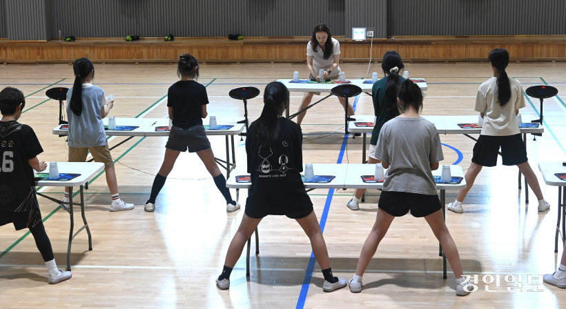 27일 오후 안양시의 한 초등학교에서 스포츠강사가 스포츠 스테킹 수업을 하고 있다. 2024.8.27 /최은성기자 ces7198@kyeongin.com