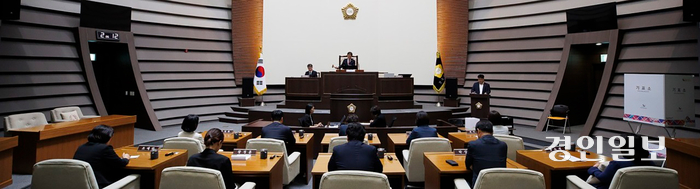 광주시의회는 3일 제311회 광주시의회 임시회를 열고 법무부와 한국법무보호복지공단이 추진중인 법무보호대상자 교육 갱생시설 건립 추진 중단 및 건축 인허가 철회를 촉구하는 결의안을 의원 전원 일치로 채택했다. 2024.9.3 /광주시의회 제공