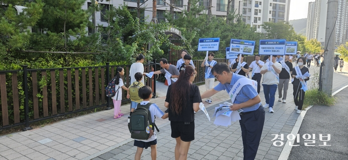 한국전력공사 직원들이 3일 동서울변전소 옥내화·증설사업 주변 지역인 하남시 감일지구에서 주민들을 대상으로 전자파 안전성, 자연친화 등 옥내화·증설공사의 필요성을 안내하는 가두캠페인을 진행하고 있다. 2024.9.3 /한국전력 제공