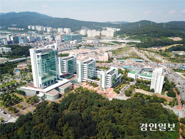 경기도 수원시 영통구 광교테크노밸리에 위치한 차세대융합기술연구원에는 R&D 기업, 경기도반도체혁신센터, 메이커스페이스, 서울대학교 융합과학기술대학원 광교 캠퍼스 등 다양한 기관과 시설이 자리하고 있다./융기원 제공