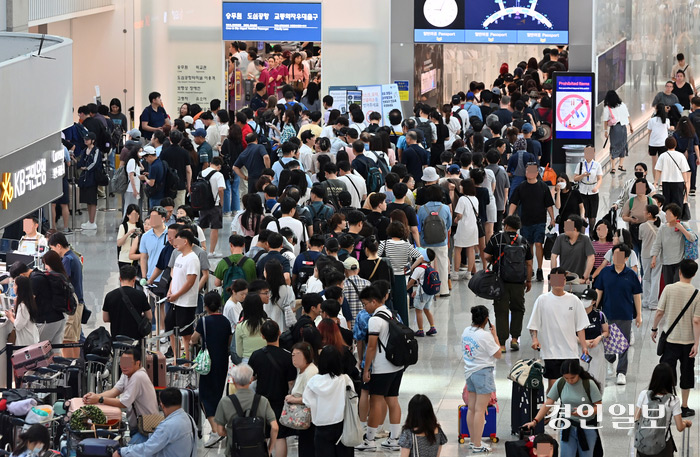 올해 추석 연휴 인천국제공항 일 평균 이용객이 20만1천명에 달할 전망이다. 인천국제공항 제1여객터미널이 여행객들로 붐비고 있다. 2024.7.25 /김용국기자yong@kyeongin.com