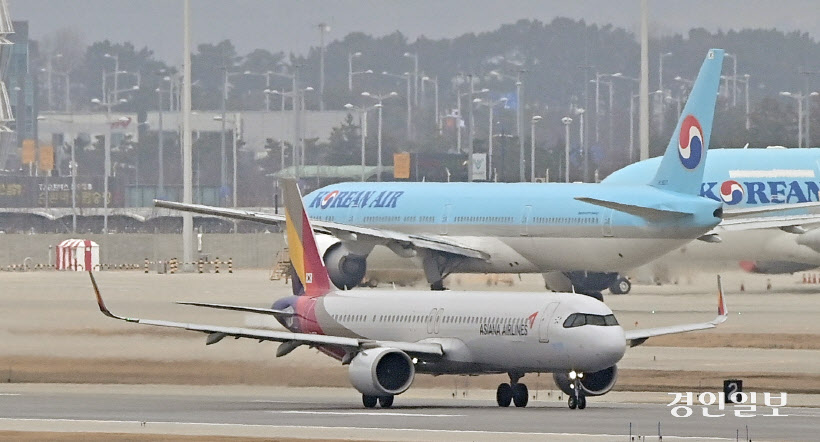 공항 활주로에 나란히 서 있는 항공기들