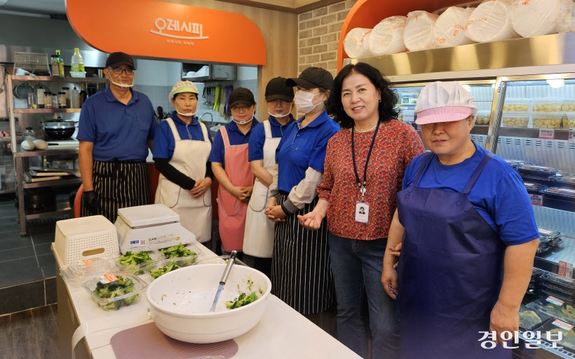 인천 서구 엄마찬스 반찬사업단 자활근로자들과 류경수 인천서구지역자활센터 팀장