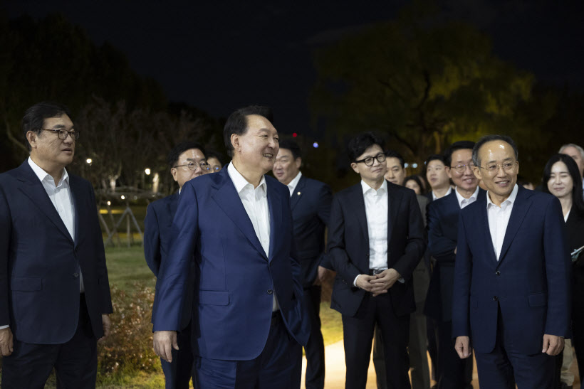 윤석열 대통령, 국민의힘 지도부 초청 만찬 뒤 산책