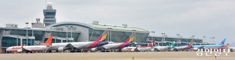 인천국제공항 주기장에 멈춰선 여객기들.