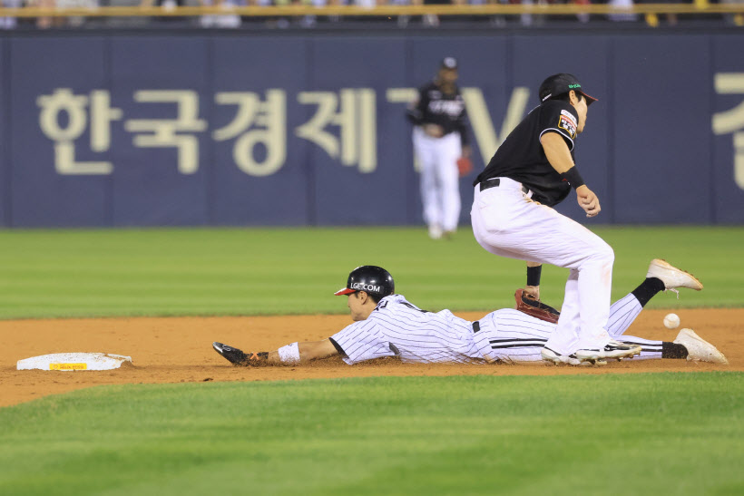 신민재는 2루 도루, kt는 수비 실책