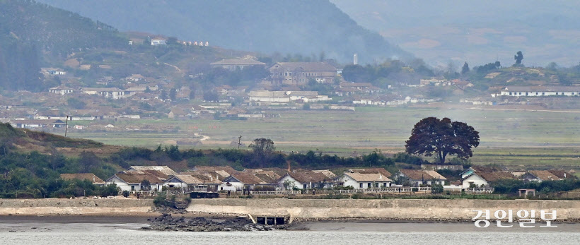 인천시 강화군 평화전망대에서 바라본 북한마을