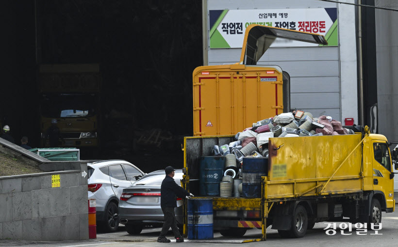 경기도내 한 민간소각장 쓰레기 집하작업