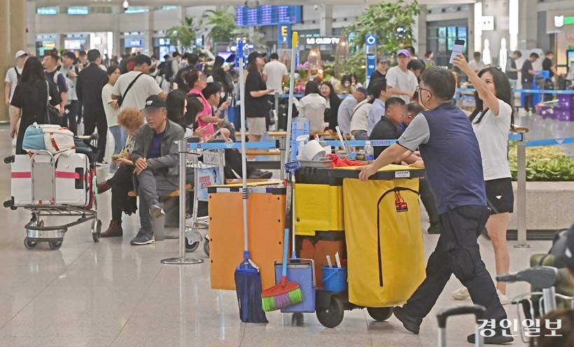 인천공항 제 1여객터미널에서 한 환경미화노동자