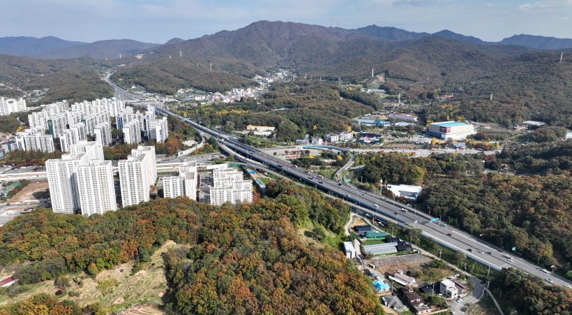 국토교통부는 5일 수도권 지역 4곳에서 그린벨트 일부를 해제하는 등의 방법으로 신규 택지를 조성해 주택 5만가구를 공급하겠다고 발표했다. 사진은 그린벨트가 해제되고 3만가구 규모의 신규 택지가 조성되는 의왕 오전왕곡 일대의 모습. 2024.11.5 /최은성기자 ces7198@kyeongin.com, /연합뉴스