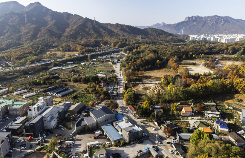 국토교통부는 5일 수도권 지역 4곳에서 그린벨트 일부를 해제하는 등의 방법으로 신규 택지를 조성해 주택 5만가구를 공급하겠다고 발표했다. 사진은 그린벨트가 해제되고 3만가구 규모의 신규 택지가 조성되는 의정부 용현 일대의 모습. 2024.11.5 /연합뉴스