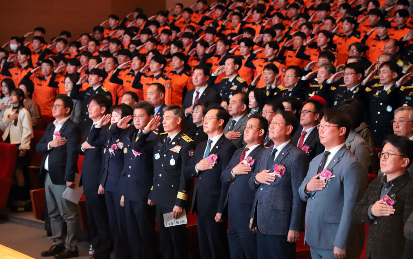 6일 오전 인천 송도국제도시 글로벌캠퍼스에서 열린 '제62주년 소방의날' 기념식에 참석한 내빈들과 소방 관계자들이 국민의례를 하고 있다. 2024.11.6 /인천소방본부 제공