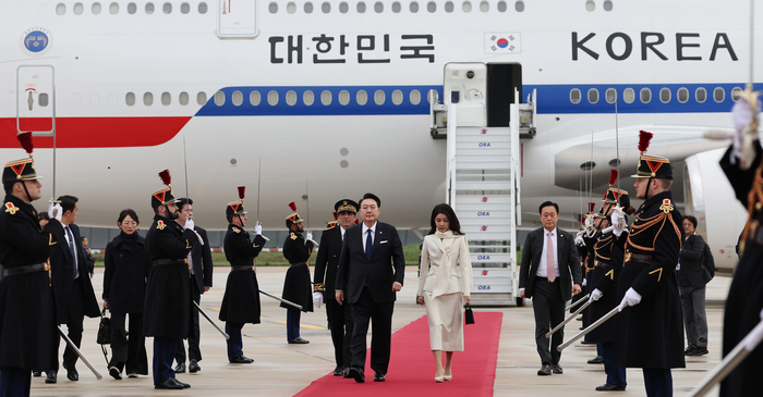 파리 도착해 의장대 사열하는 윤석열 대통령 내외