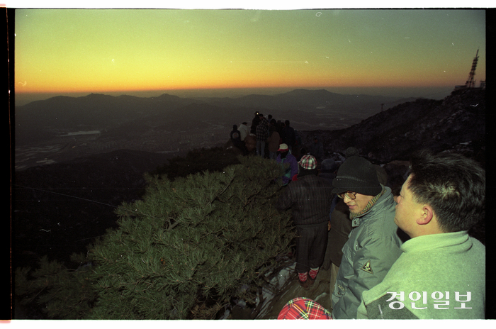 1996년 1월 1일 관악산에서 새해맞이 일출을 보고있는 사람들