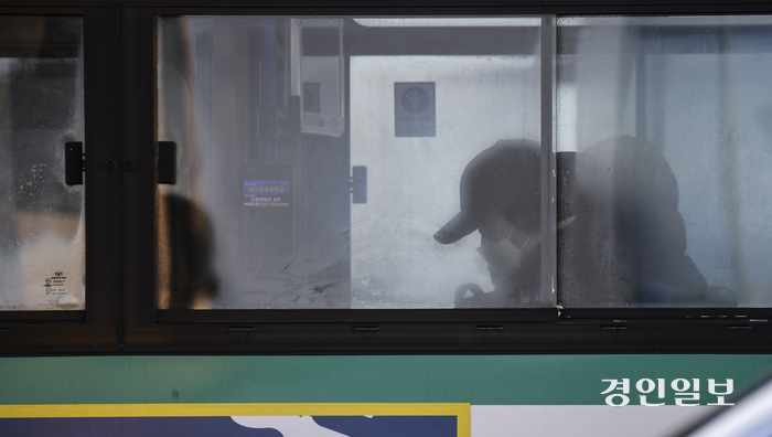 [포토] 한파로 얼어붙은  버스 창문