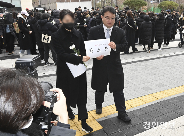 웹툰작가 주호민씨 아들에 대한 아동학대 사건 1심 재판에서 유죄를 선고받은 30대 특수교사 A씨가 지난 2월 6일 오전 수원시 영통구 수원지방법원에서 항소장을 제출하기 위해 민원실로 들어가고 있다. 2024.2.6 /이지훈기자 jhlee@kyeongin.com