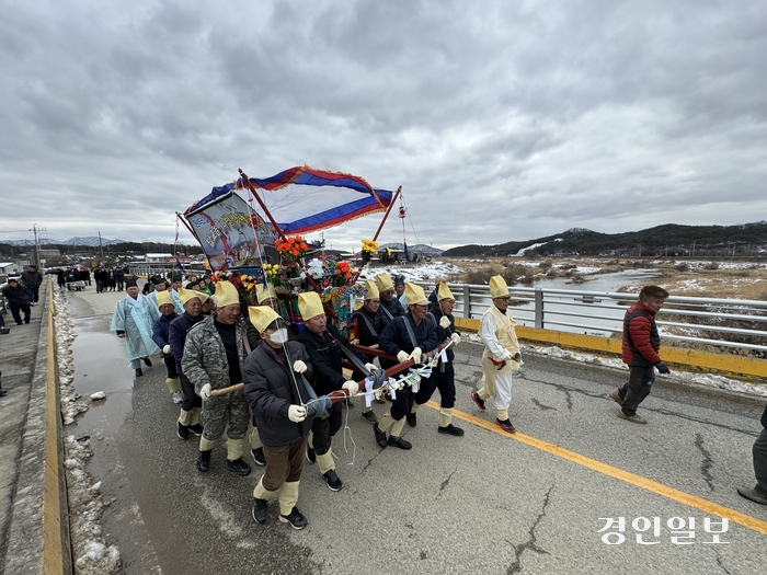 원부리 주민 ‘얼 답교놀이 및 빈 상여놀이’