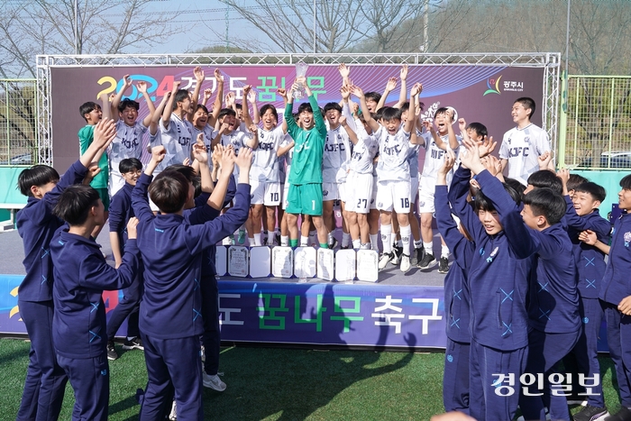 2024 경기도 꿈나무 축구대회 중등부 희망그룹(비선발) 결승전이 열린 광주시 곤지암생활체육공원에서 우승을 차지한 조안KJFC 선수들이 환호하고 있다.2024.3.29 /광주시 제공