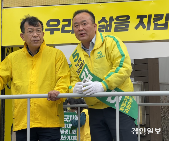 녹색정의당 김종대(사진 왼쪽부터) 공동선대위원장과 김응호 인천 부평구을 후보가 30일 부평구 부개동 기적의 도서관 일대 사거리에서 유세 연설 전 이야기를 나누고 있다. 2024.3.30/ 박현주 기자 phj@kyeongin.com