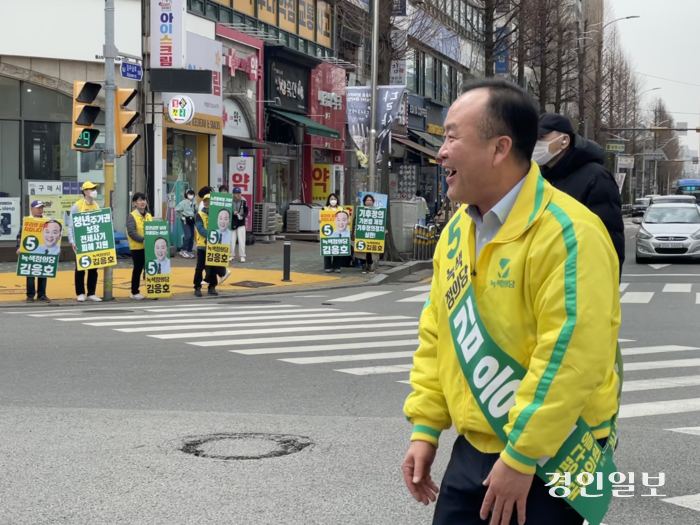 녹색정의당 김응호 인천 부평구을 후보가 30일 부평구 부개동 기적의 도서관 일대 사거리에서 유세 활동을 하고 있다. 2024.3.30/ 박현주 기자 phj@kyeongin.com