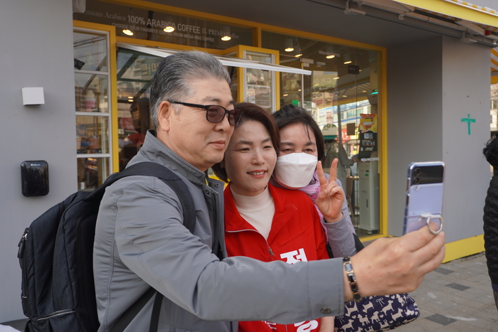 전희경 국민의힘 의정부갑 후보가 지지자들과 사진 촬영을 하고 있다. /전 후보 선거사무소 제공