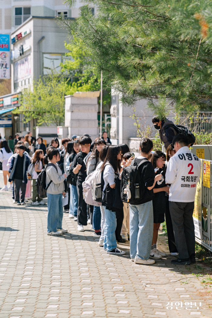 8일 의정부 송양초등학교 앞에서 국민의힘 이형섭 후보에게 사인을 받으려는 학생들의 줄이 길게 이어져 있다. /이형섭 후보 선거사무소 제공