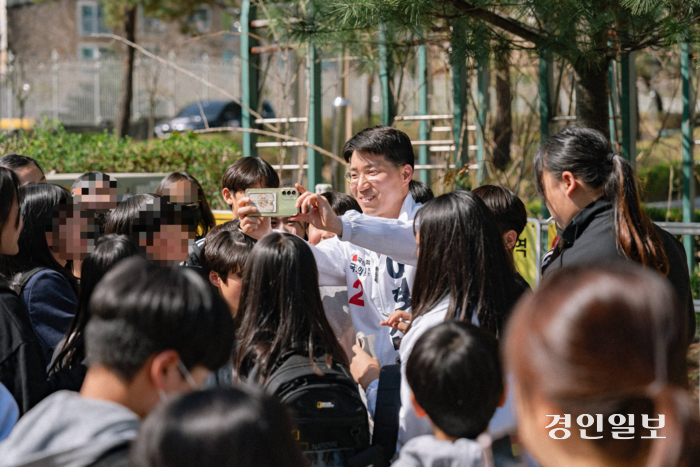 8일 의정부 송양초등학교 앞에서 국민의힘 이형섭 후보가 학생들과 사진을 찍고 있다. /이형섭 후보 선거사무소 제공