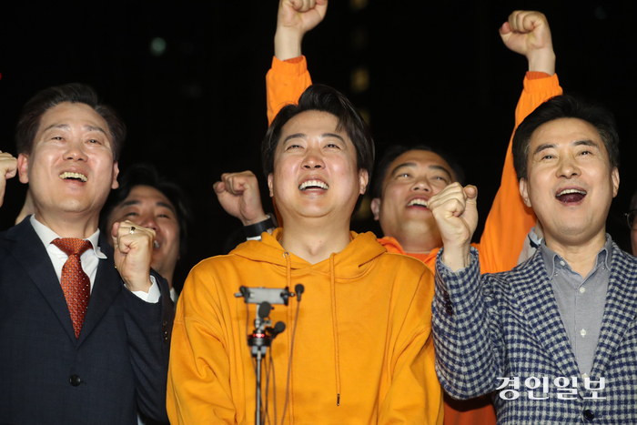 제22대 국회의원 선거 경기 화성을에 출마한 이준석 개혁신당 후보가 11일 오전 경기 화성시 여울공원에서 당선이 유력시 되자 기뻐하고 있다. 2024.4.11/경기사진공동취재단