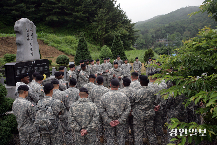 주한미군의 효순·미선양 추모식 모습이 처음으로 경인일보 카메라에 잡혔다. 미 2사단 캠프 스탠리 소속 장병 50여명은 2002년 6월13일 미군 장갑차에 희생된 여중생 효순·미선양의 7주기를 앞두고 추모비를 찾아 헌화하고 두 여중생의 죽음을 애도했다. 2009.6.10 양주/최재훈기자 cjh@kyeongin.com