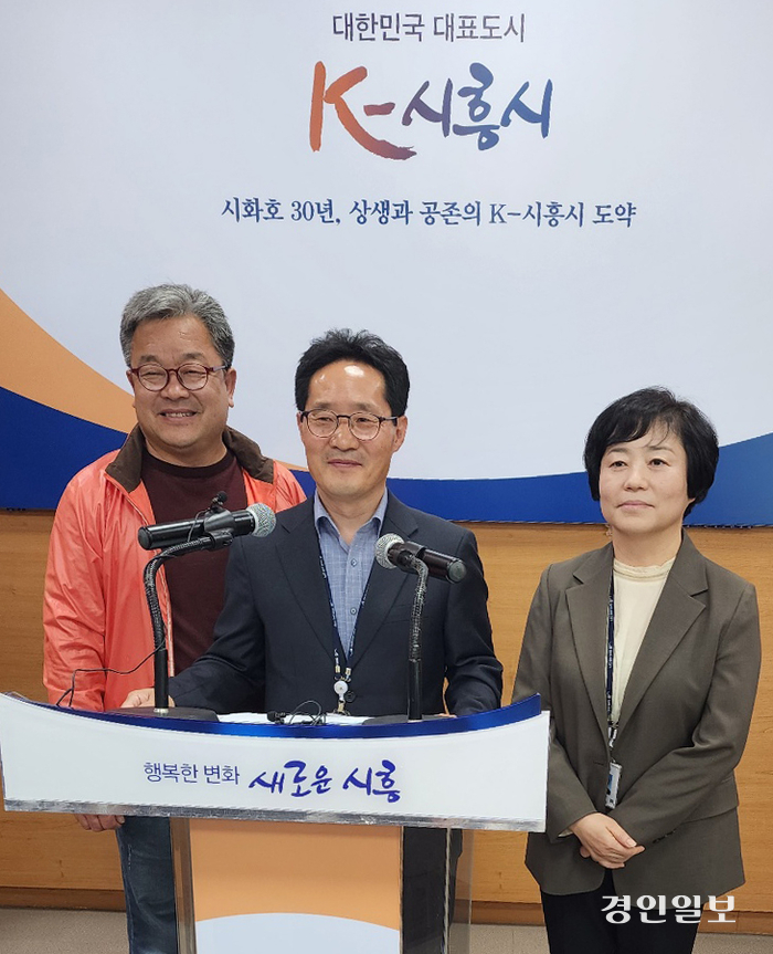 백종만 시흥시 경제국장이 16일 오후 시청 브리핑룸에서 거북섬 사계절 축제 추진 일정 등에 대해 설명하고 있다.2024.4.16 시흥/김성규기자 seongkyu@kyeongin.com