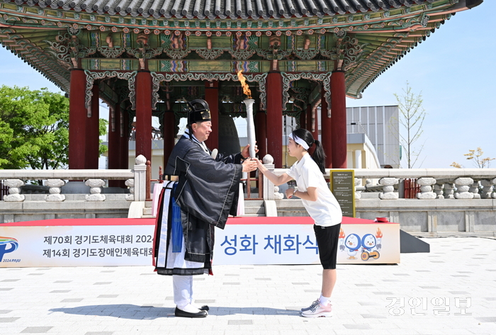 김경일 파주시장이 첫 주자에게 성화를 전달하고 있다. 2024.4..23 /파주시 제공