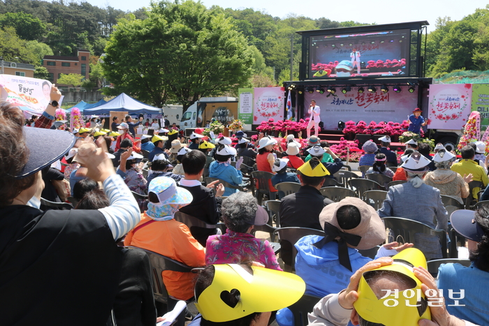 27일 성남시 옛골에서 열린 ‘제18회 청계산 철쭉제’ 개막식에서 축하공연이 진행되고 있다. 2024.4.27 성남/김순기기자 ksg2011@kyeongin.com