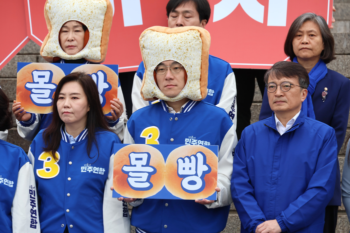 지난달 28일 국회 본청 앞 계단에서 열린 더불어민주연합 총선 필승 출정식에서 김남국 의원이 ‘몰빵’ 팻말을 들고 있다. 2024.3.28 /연합뉴스