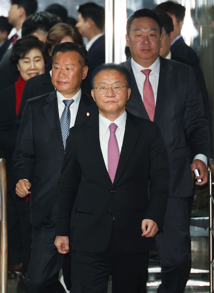 국민의힘 윤재옥 당 대표 권한대행이 16일 오전 국회에서 열린 제22대 국회 국민의힘·국민의미래 당선자총회에 참석하고 있다. 2024.4.16 /연합뉴스