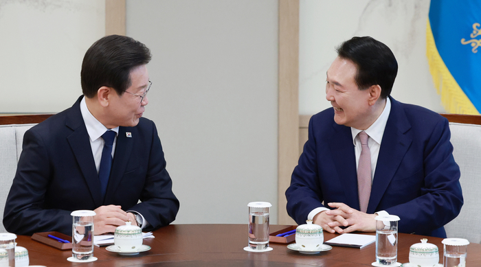 윤석열 대통령과 더불어민주당 이재명 대표가 29일 서울 용산 대통령실 집무실에서 열린 영수회담에서 대화하고 있다. 2024.4.29 /연합뉴스