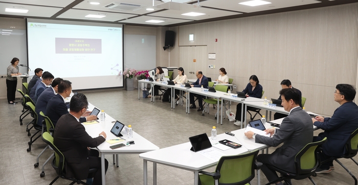 광명시는 2일 오전 평생학습원에서 ‘공동주택의 마을공동체 활성화 방안 연구용역 최종보고회’를 개최했다 /광명시 제공