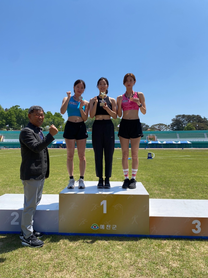 3일 경북 예천군 예천스타디움에서 열린 제52회 KBS배 전국육상경기대회 여자 장대높이뛰기 대학·일반부 경기에서 3ｍ70을 넘어 우승한 배한나(용인시청·시상대에서 가운데)가 기념 촬영을 하고 있다. 2024.5.3 /경기도육상연맹 제공