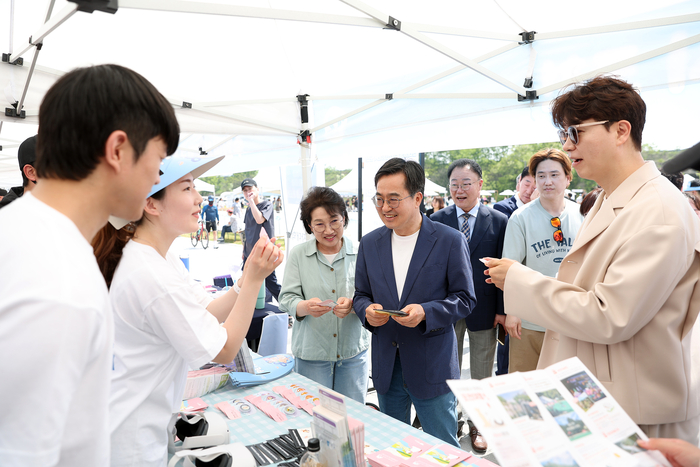 4일 오후 반려마루 화성에서 열린 2024 경기도 PETSTA에서 김동연 경기도지사가 행사장 부스를 둘러보고 있다./경기도 제공