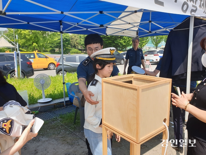 남양주남부경찰서는 지난 4일 남양주체육문화센터에서 ‘제102회 어린이날’을 맞아 경찰장비 체험 부스를 운영했다. /남양주남부서 제공