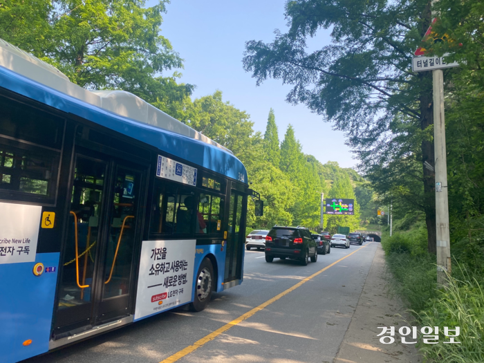 9일 오전 출근시간대 군포 산본역 부근 등으로 향하는 차량들이 몰려 번영로가 정체 현상을 빚고 있다. 2024.5.10 군포/강기정기자 kanggj@kyeongin.com