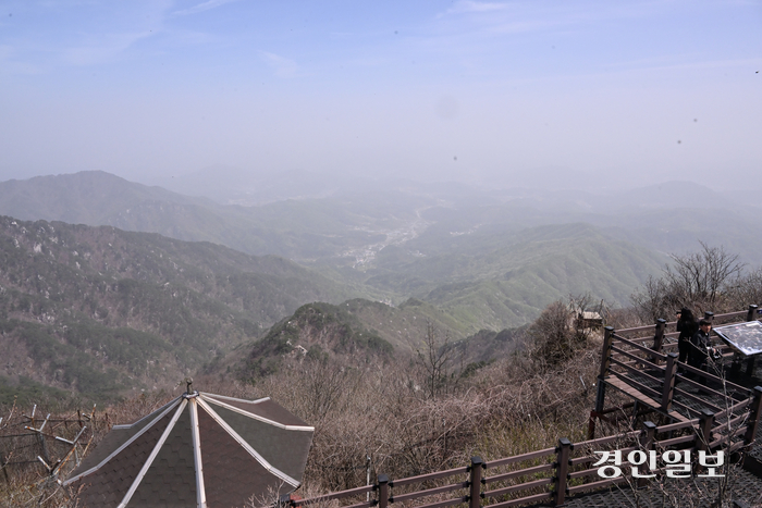 용문산 꼭대기에서 아래쪽인 용문산관광지를 바라본 전경. 양평군은 해당 구간을 감상할 수 있는 관광 케이블카를 구상하고 있다. /양평군 제공